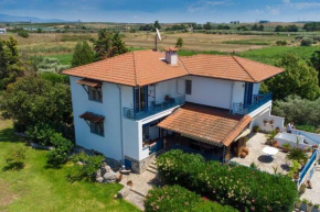 Big house with a huge garden and barbecue area!